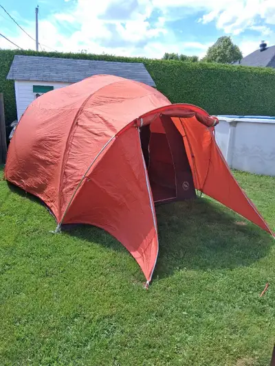 Superbe tente pour être à l'abri des intempéries, facile à monter,peut être utilisé comme pare solei...