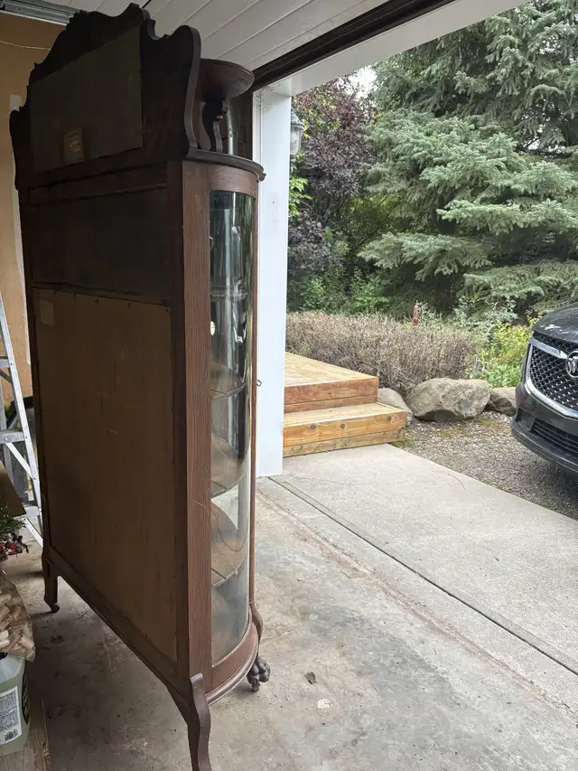 China/Curio Cabinet Oak & Glass Vintage in Hutches & Display Cabinets in Calgary - Image 8