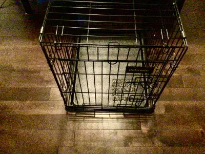 Petmate dog crate metal, size 25Lx20x18, colour black, used a few times