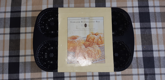 Williams Sonomia Bundt Pan in Kitchen & Dining Wares in Calgary - Image 2