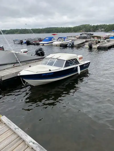Nice minty boat that I’m sad to be selling. Had lots of compliments on this one. It’s a 1981 Crestli...
