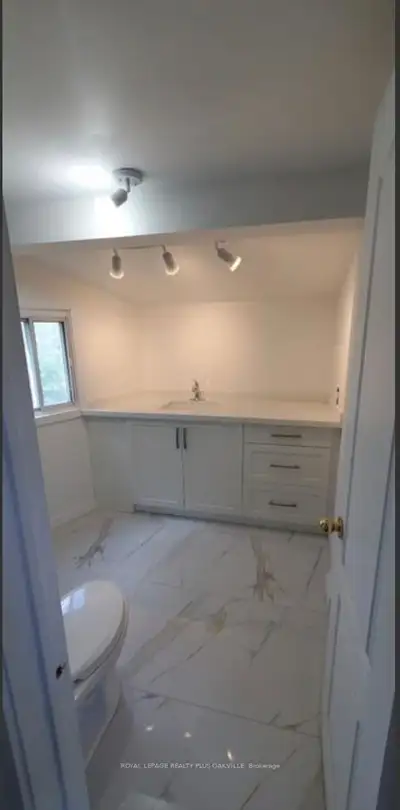 South East Oakville 1 bedroom unit (2 bdrm avail as well), View more