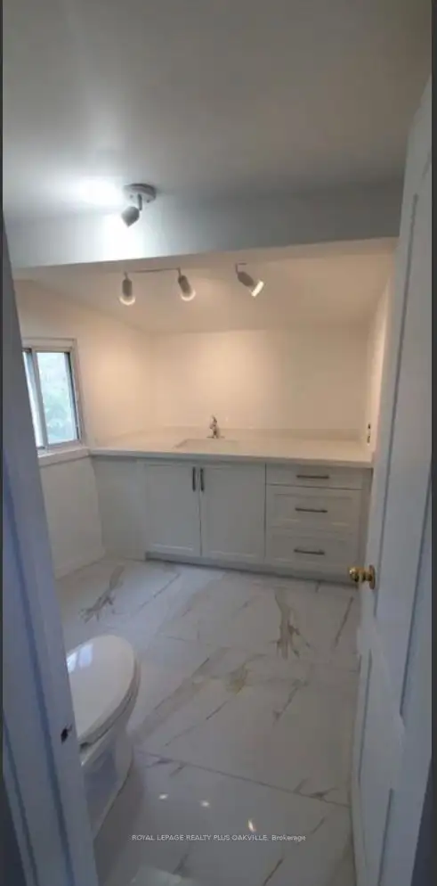 South East Oakville 1 bedroom unit (2 bdrm avail as well) in Long Term Rentals in Oakville / Halton Region - Image 5