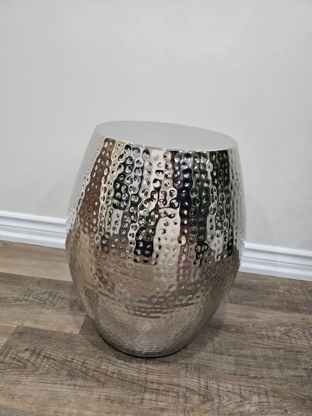 2 Hammered Metal Chrome Accent Side Tables in Coffee Tables in Mississauga / Peel Region - Image 3