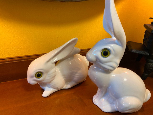 Vintage Canadian Pottery Bunnies Rabbits White Big Green Eyes in Arts & Collectibles in Oshawa / Durham Region - Image 3