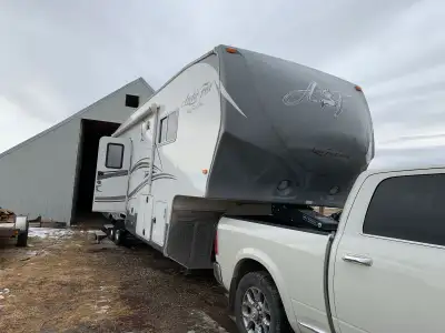 2012 Arctic Fox 29-5K 5th Wheel for sale. New Roof, New Batteries, King Bed. Lots of storage. 4 Seas...