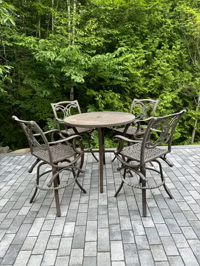 Table avec 4 chaises capitaine style Bar, en FONTE, View more