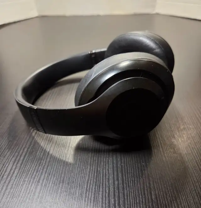 Beats Studio3 Wireless Over-Ear Headphones - Matte Black - Noi in Headphones in City of Halifax - Image 4