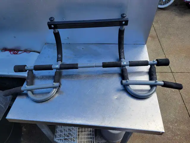 Multi-Grip Doorway Pull-Up Bar in Exercise Equipment in Windsor Region - Image 3