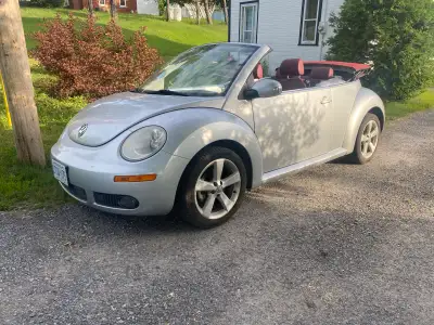 Only 84k km! 2009 convertible beetle silver red edition ! 2.5l 5 cyl automatic runs and drives well...
