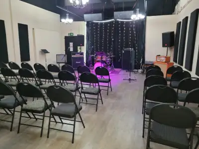Room for rent on an hourly basis. Available on Sundays. Main floor access. Free parking and wifi. Ch...