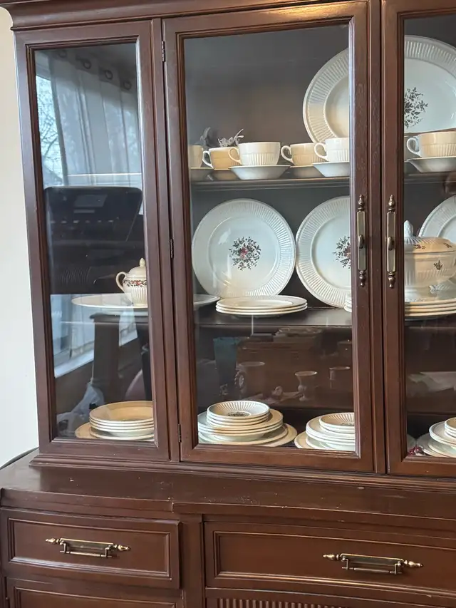 China wood cabinet/hutch vintage display cabinet and dishes in Hutches & Display Cabinets in City of Toronto - Image 5