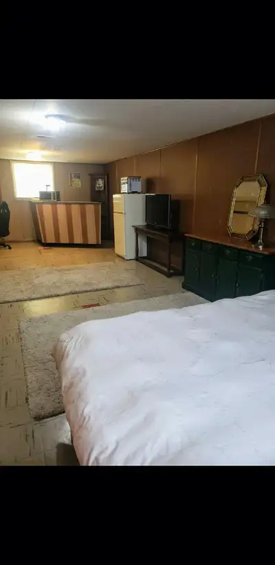 2 rooms available for short term, near Chinook mall / LRT