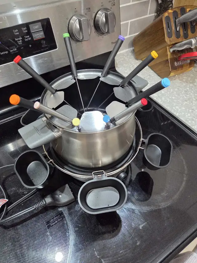 Dash electric 3-Quart fondue set558827420328273923