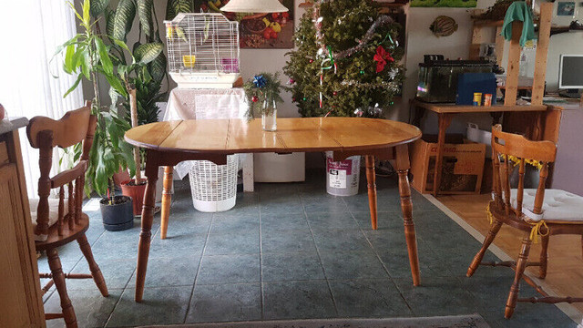 Oak Dining  Table for 6 People, plus other furniture in Dining Tables & Sets in City of Toronto
