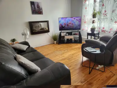 4 1/2, grand, très près du métro et de Place Longueuil, entrées laveuse/sécheuse, planchers de bois...