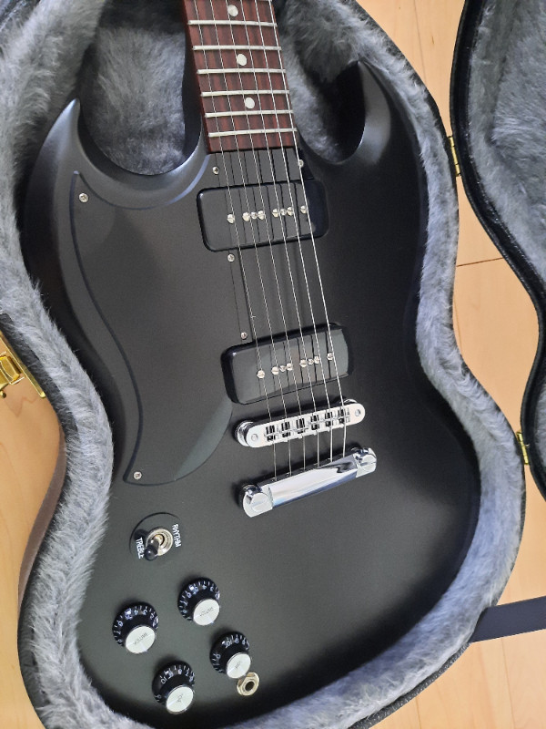 Gibson SG 60s Tribute, left handed, LIKE NEW, w/hard shell case in Guitars in Ottawa - Image 2