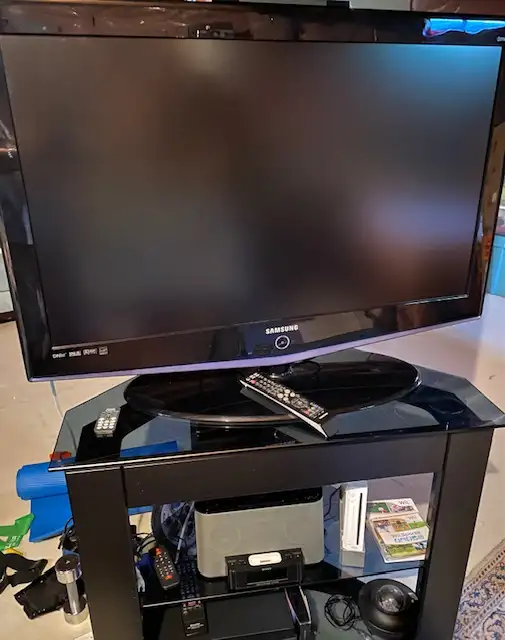 Samsung TV 42in with TV Stand in TVs in Markham / York Region - Image 2