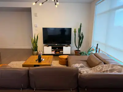 CONDO 2 CHAMBRES À LOUER – LAVAL Condo entièrement meublé au 11e étage, idéalement situé près de Cen...