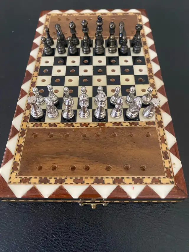 vintage inlaid travel wood folding chess with metal pieces. in Toys & Games in Markham / York Region - Image 4