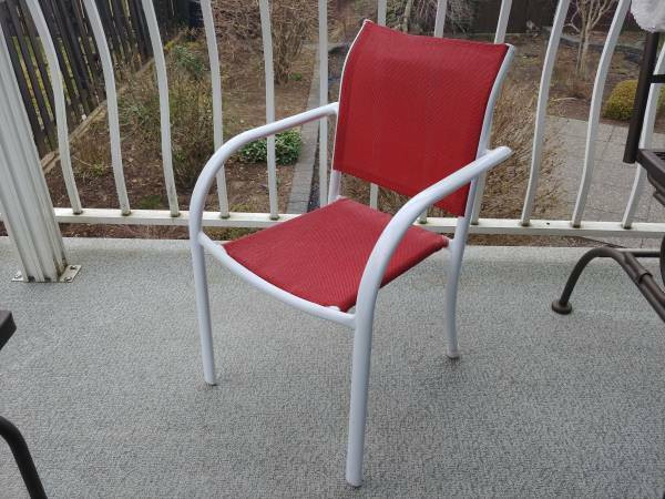 Kids Outdoor Chair - Very Good Condition in Chairs & Recliners in Burnaby/New Westminster - Image 2