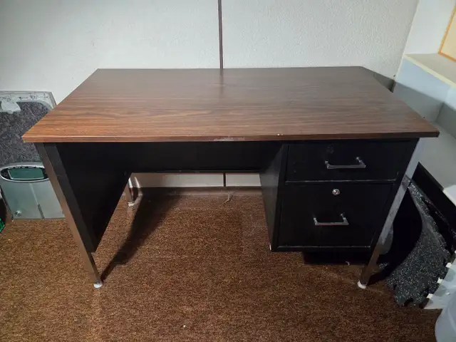 Metal Desk in Desks in Ottawa - Image 2