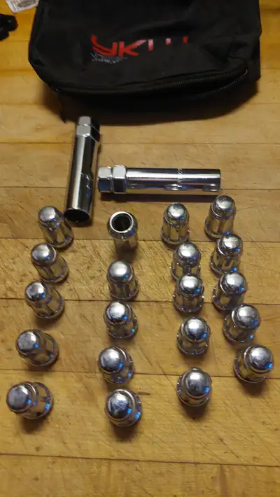 20 splined lug nuts and 2 splined drivers in carry bag. Last used on 2010 Kia Soul and will fit many...