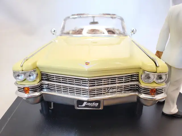 1:18 Jada Scarface 1963 Cadillac Series 62 Tony Montana Figure