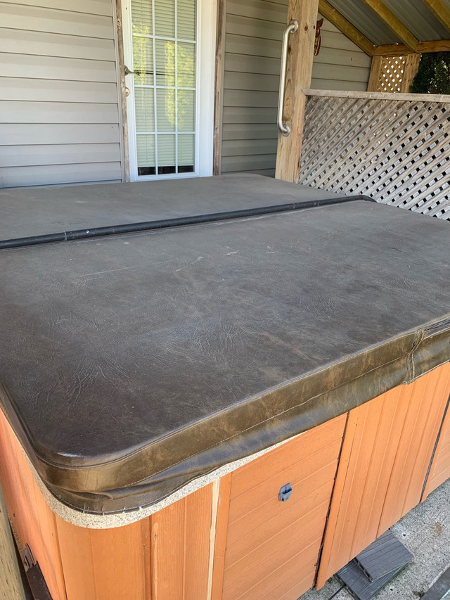 Hot tub cover and cover lift  in Hot Tubs & Pools in Windsor Region
