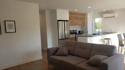 Voici le 2225 rue Grimard, un grand 5 et demi situé au niveau jardin avec beaucoup de luminosité! Da...