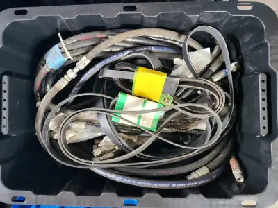 Plusieurs pièces de rechange pour attachement de souffleuse sur tracteur. +- 10 tuyaux hydrauliques...