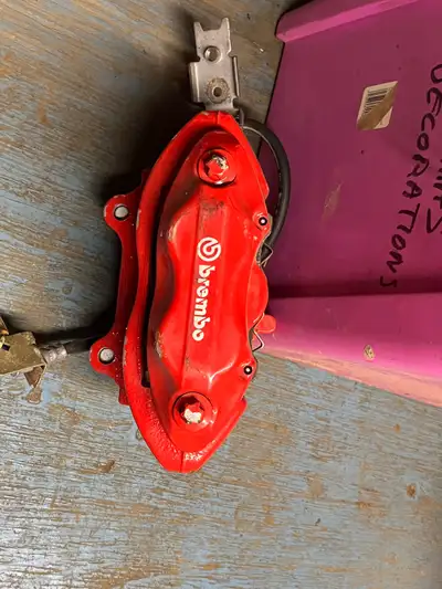 Brembo front calipers from a 2018 challenger brand new car went from factory to the dealer where the...