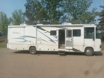 33 feet long V10 Engine 63000 miles 1300 hours on board generator Hot water tank Furnace Front and r...