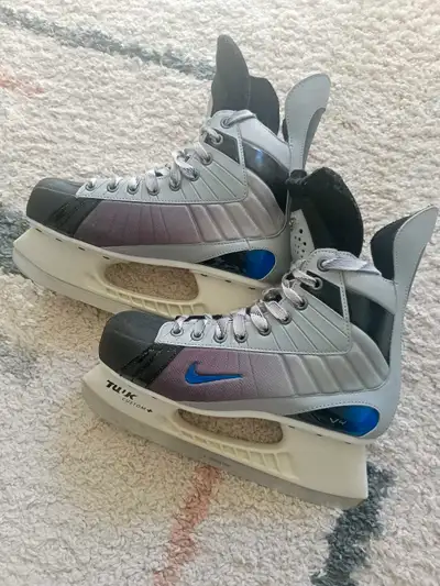 (Description en français ci-dessous) Vintage Nike Quest V4 Hockey Skates - Size 8.5D - TUUK Custom+...