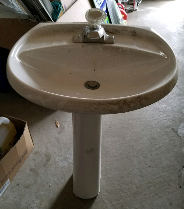 Ceramic Pedestal Basin in Plumbing, Sinks, Toilets & Showers in Mississauga / Peel Region