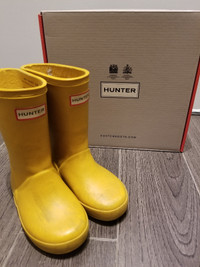 Size 7UK (8 boys / 9 girls) HUNTER first classic rain boots