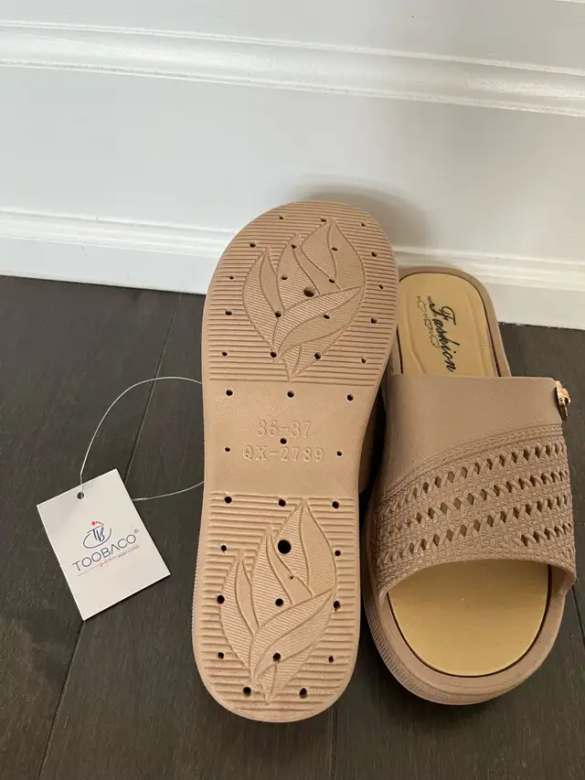 Brand New Sandals  in Women's - Shoes in Hamilton - Image 4