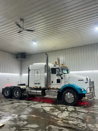 2011 Kenworth T800 With N14 525 put in the truck around 100 000 Kms ago, New 18 speed transmission a...