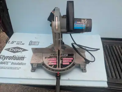 This Delta 10" power miter saw is ready to tackle your next project! This saw, designed for precisio...