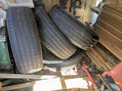 4 pneus Bridgestone Dueler H/T 684 II – P265/65R17 Usagés, encore bons. 100 $ pour les 4. Premier ar...