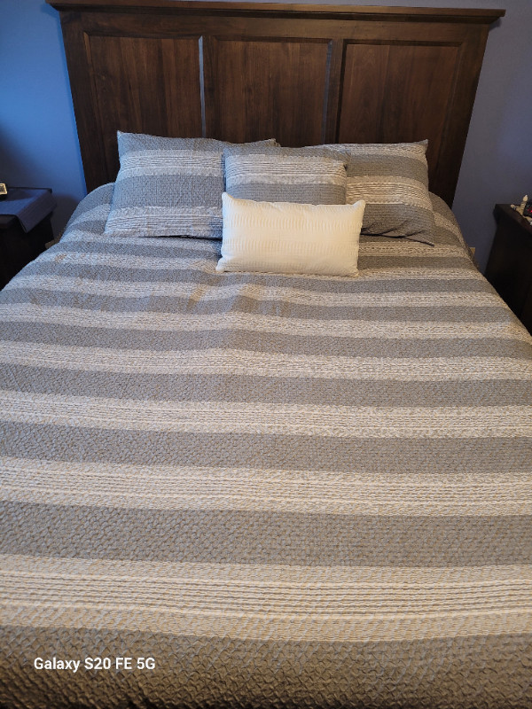 Queen/Double 5 Piece Comforter Set in Bedding in Markham / York Region