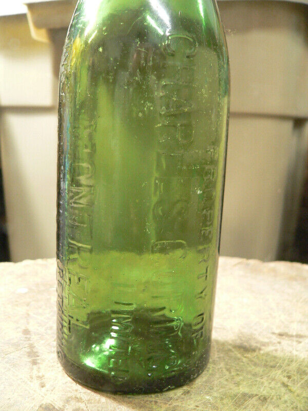 plusieurs bouteille antique de liqueur embossé a différent prix dans Art et objets de collection  à Lanaudière - Image 2