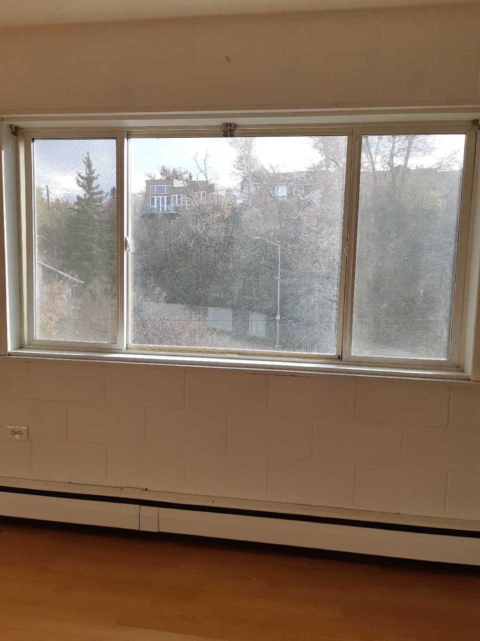 INNER CITY VERY LARGE STUDIO FREE PARKING AND INTERNET 2