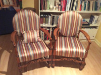 Deux fauteuils d'apparence antique
