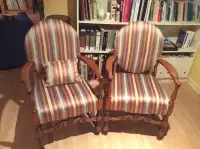 Deux fauteuils d'apparence antique