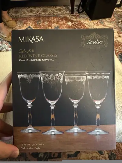Add a touch of elegance to your dining experience with this set of 4 Mikasa Amelia red wine glasses,...