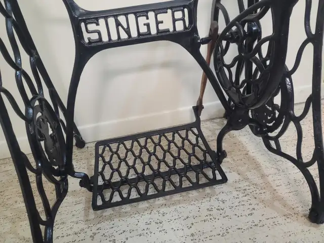 Antique SINGER SEWING MACHINE cast iron stand base dans Art et objets de collection dans Ville de Toronto - Image 6