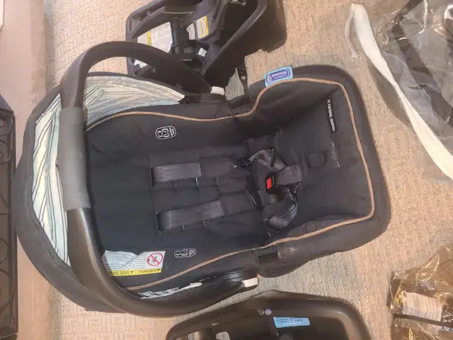 Graco SnugRide SnugLock 35 Infant Car Seat with 2 Bases + access in Strollers, Carriers & Car Seats in Oakville / Halton Region - Image 3