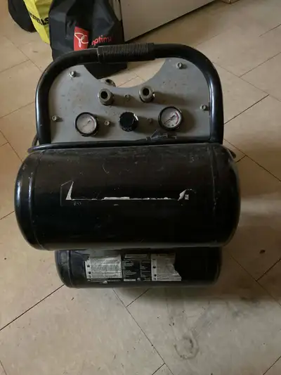 Air compressor $100.00 Works good