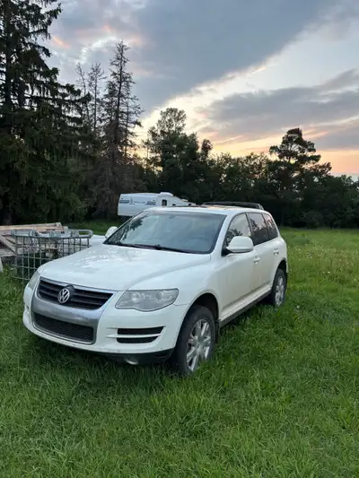 2010 Volkswagen Touareg with the 3.0 tdi -tuned and deleted -two sets of tires on rims (winters/all...
